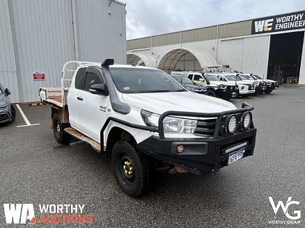 2018-toyota-hilux-sr-extracab